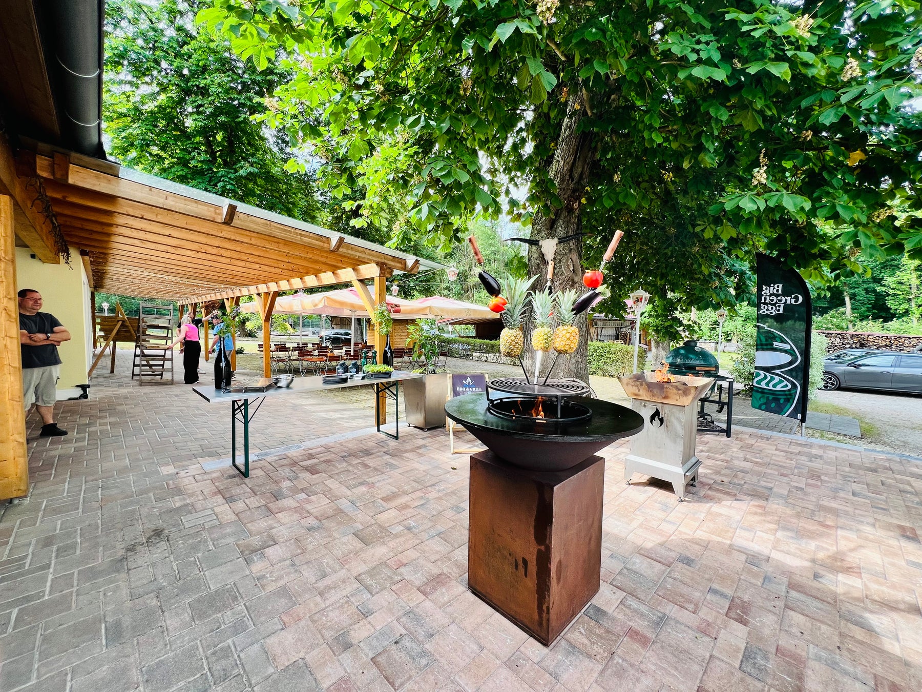 BBQ Rescher Grill-Equipment mit Feuerplatte und Big Green Egg